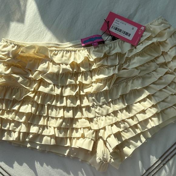 NWT Ruffled Cream Shorts - Picture 2 of 2